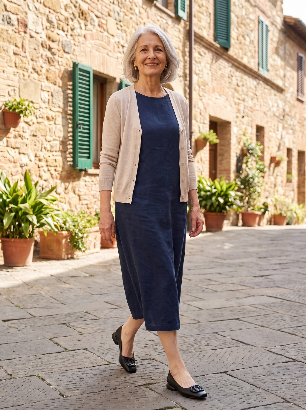 Ballerine Alice nere in pelle con punta quadrata indossate in un borgo toscano